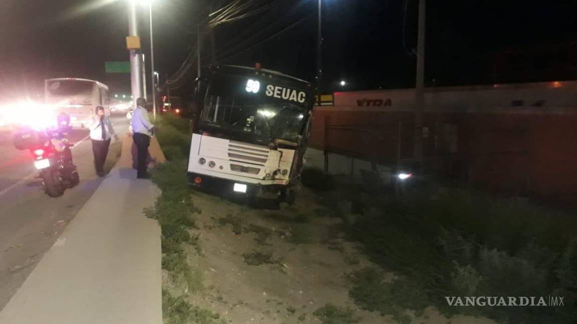 Autobús de personal choca en Torreón; deja 3 lesionadas