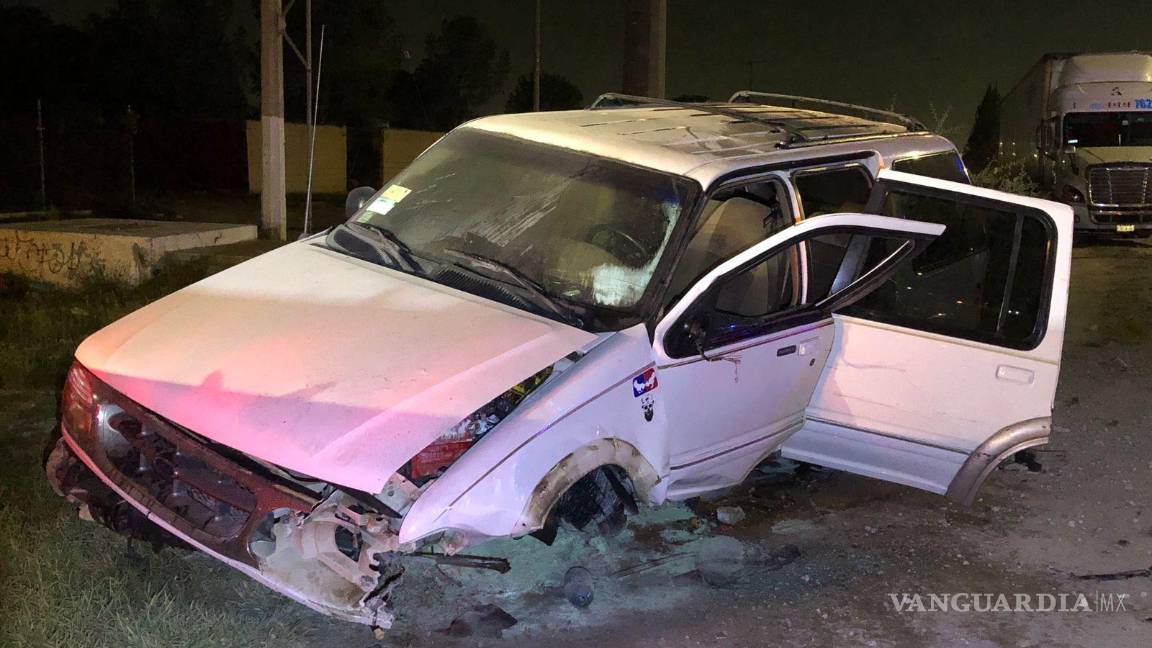 $!La camioneta fue remolcada por una grúa y llevada a un depósito.