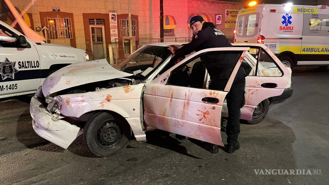 Saltillo: tres policías terminan lesionadas en accidente, una de ellas salió proyectada tras choque