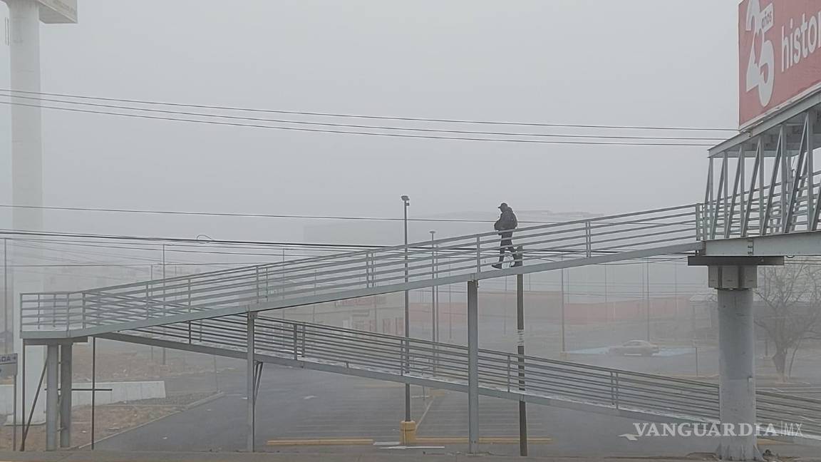 $!Cruzar por debajo del puente no es opción para los peatones.
