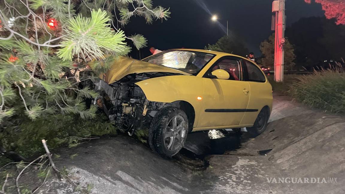 Saltillo: conductor presuntamente ebrio abandona auto tras chocar y caer en canal pluvial