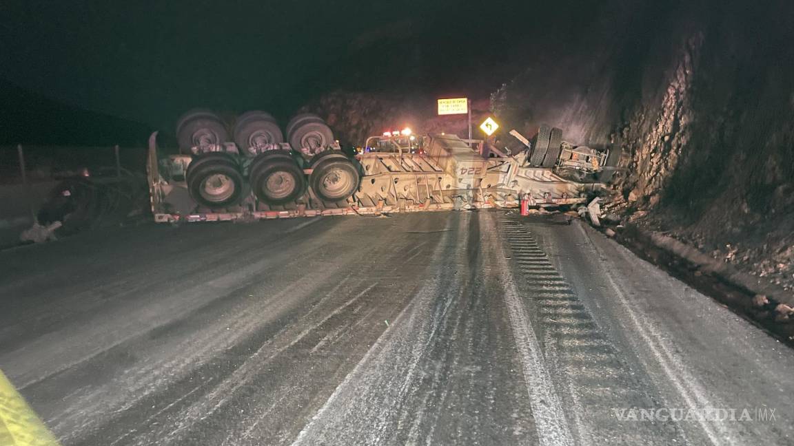 Muere trailero en aparatoso accidente, en los Chorros