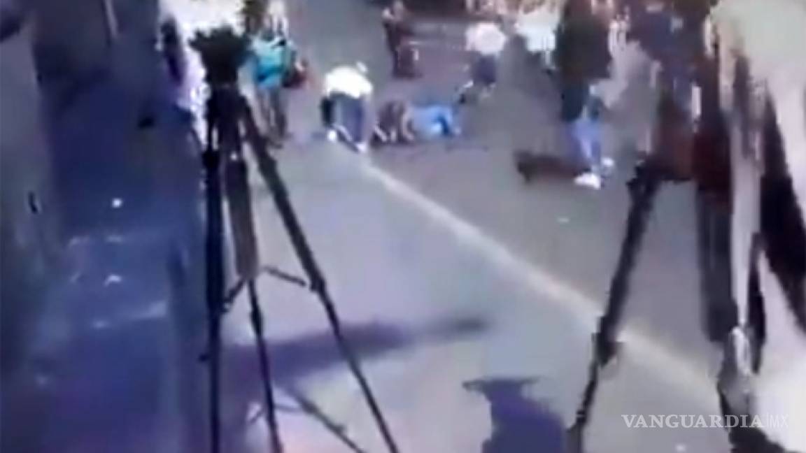 ¿Ayudar o robar? Hombre se aprovecha de herido en atentado de Cuernavaca (video)