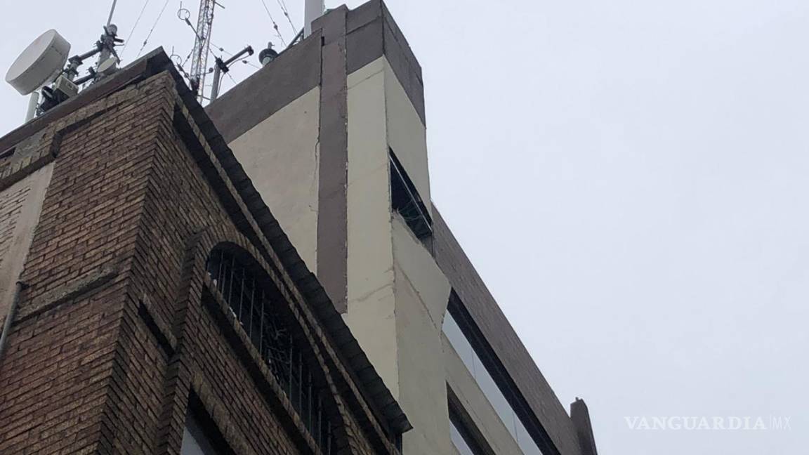 $!En Saltillo cae estructura de un edificio sobre un carro, ante fuertes vientos en la ciudad