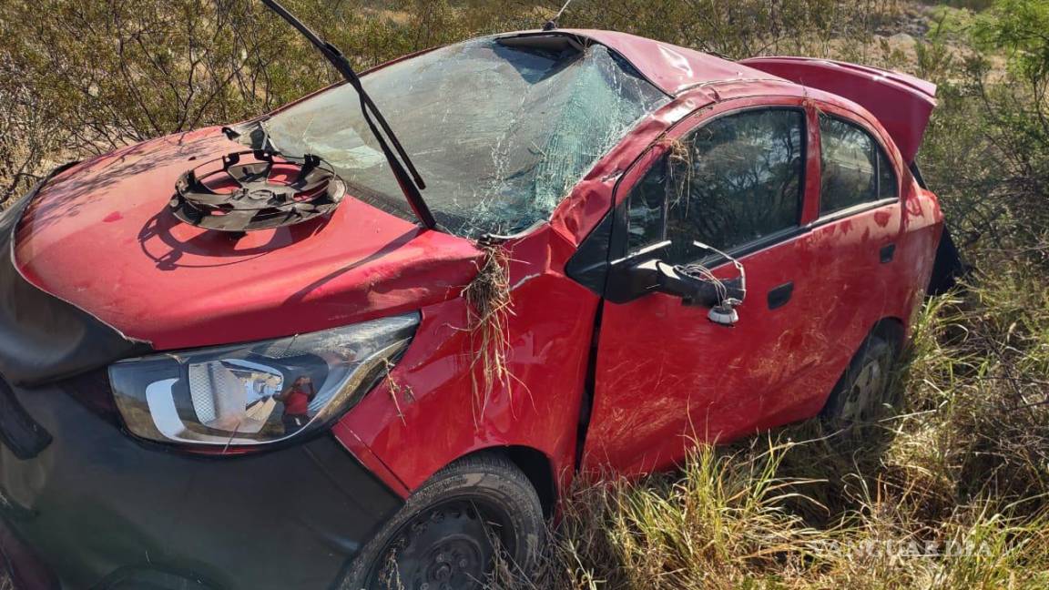 Vuelcan dos mujeres en la carretera Saltillo-Monclova; conductora intentó recoger el celular que se cayó