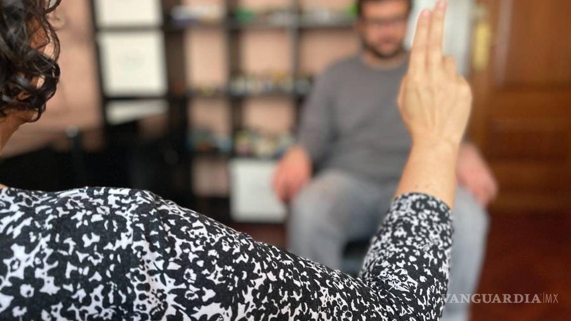 $!El paciente mueve los ojos siguiendo la mano de la terapeuta.