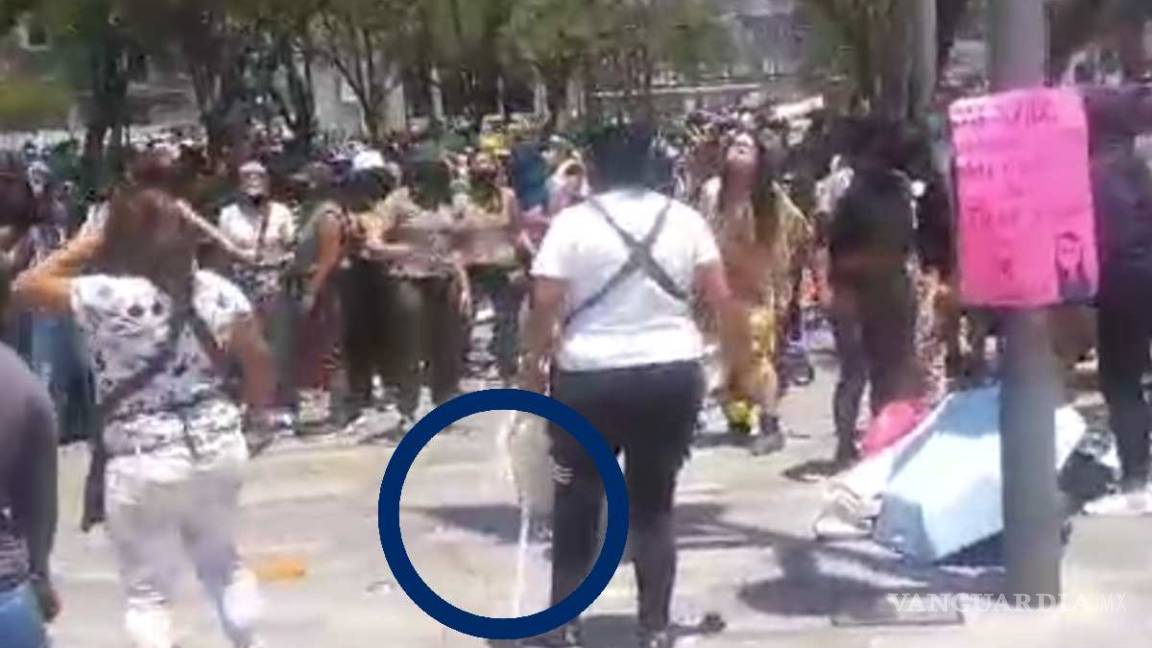 Ambulantes amenazan y golpean a feministas en Centro Histórico de la CDMX