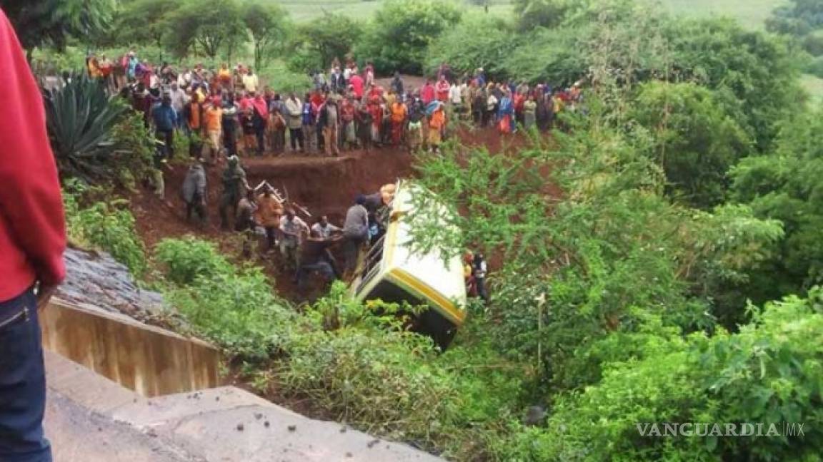 Mueren 35 personas tras choque de camión escolar en Tanzania