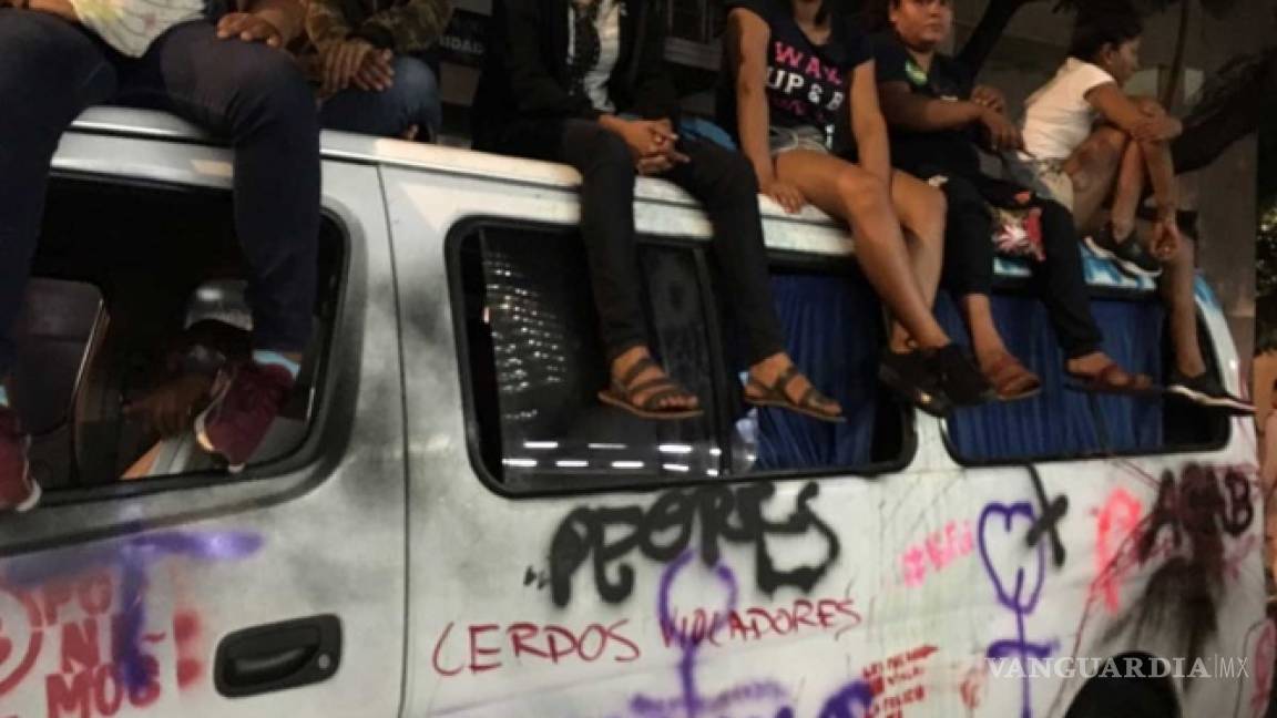 Colectivo de mujeres feministas de Guerrero acude a CDMX en apoyo a marcha... y les destrozan su camioneta