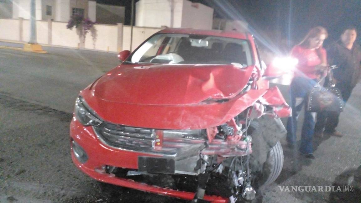 Saltillo: ante confusión por retornos restringidos, auto deportivo causa accidente en Musa