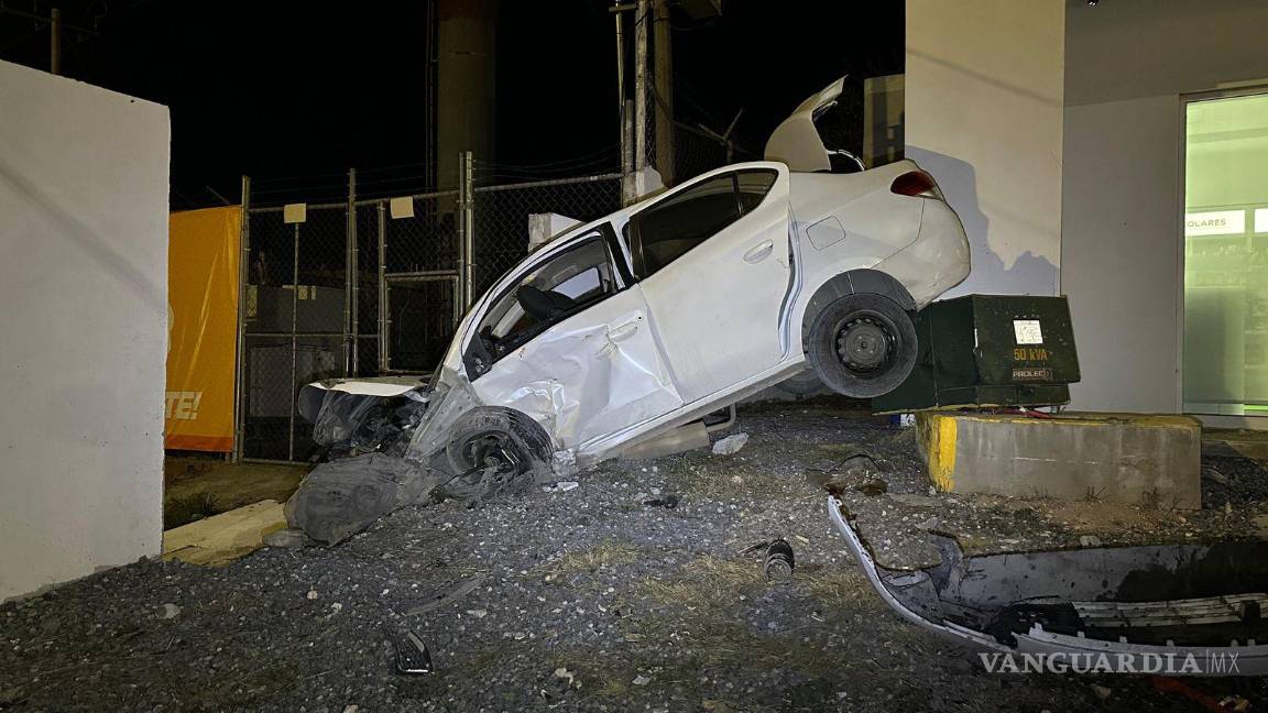 $!Trascendió en el lugar que un grupo de camionetas arribó al sitio, brindándoles ayuda para posteriormente trasladarlos a las instalaciones de la Cruz Roja.