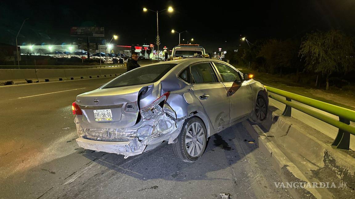 Saltillo: conductor destroza su auto al impactarse contra muro de puente