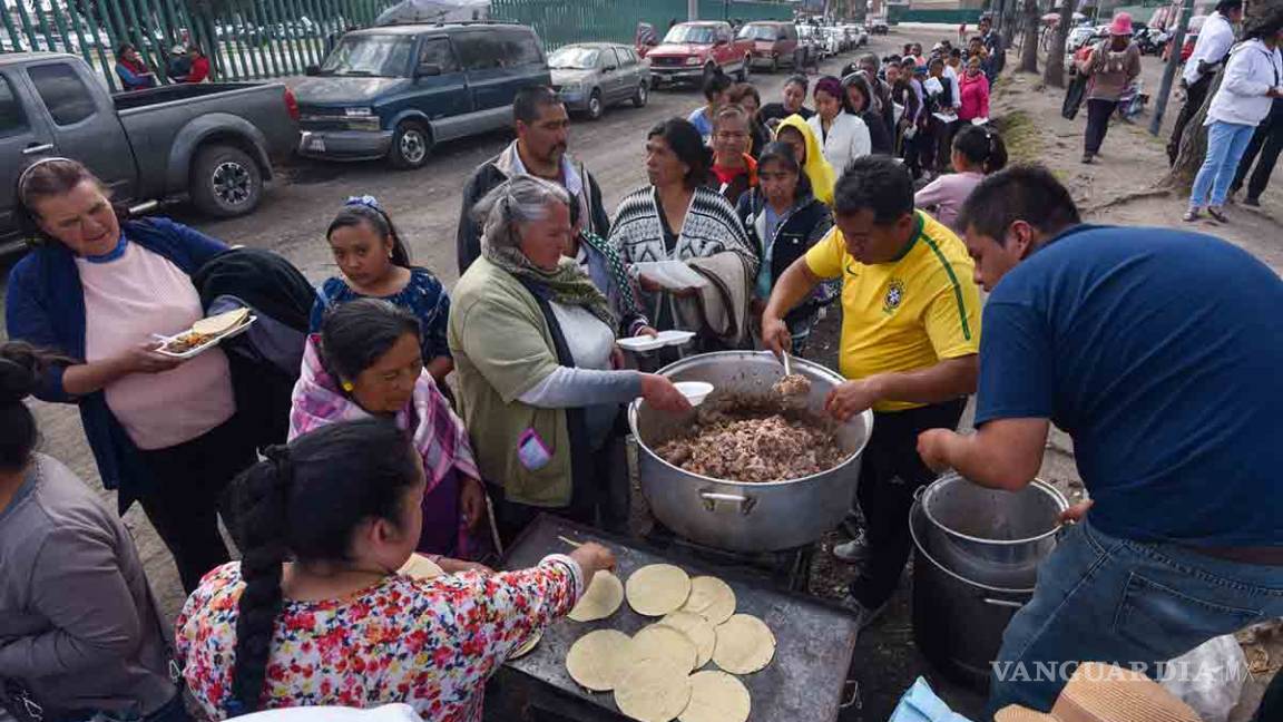 Familia agradece milagro dando comida fuera de hospital en Nochebuena