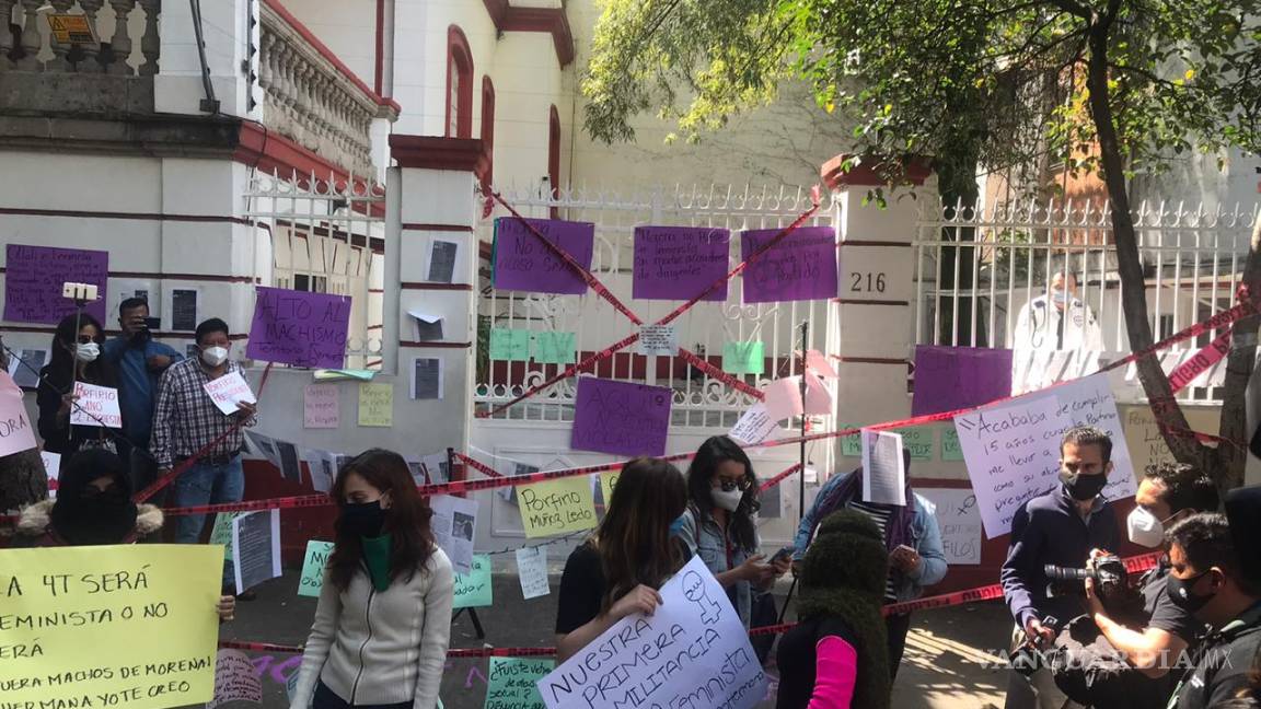 Feministas toman acceso a sede de Morena y Muñoz Ledo cancela su protesta de la dirigencia
