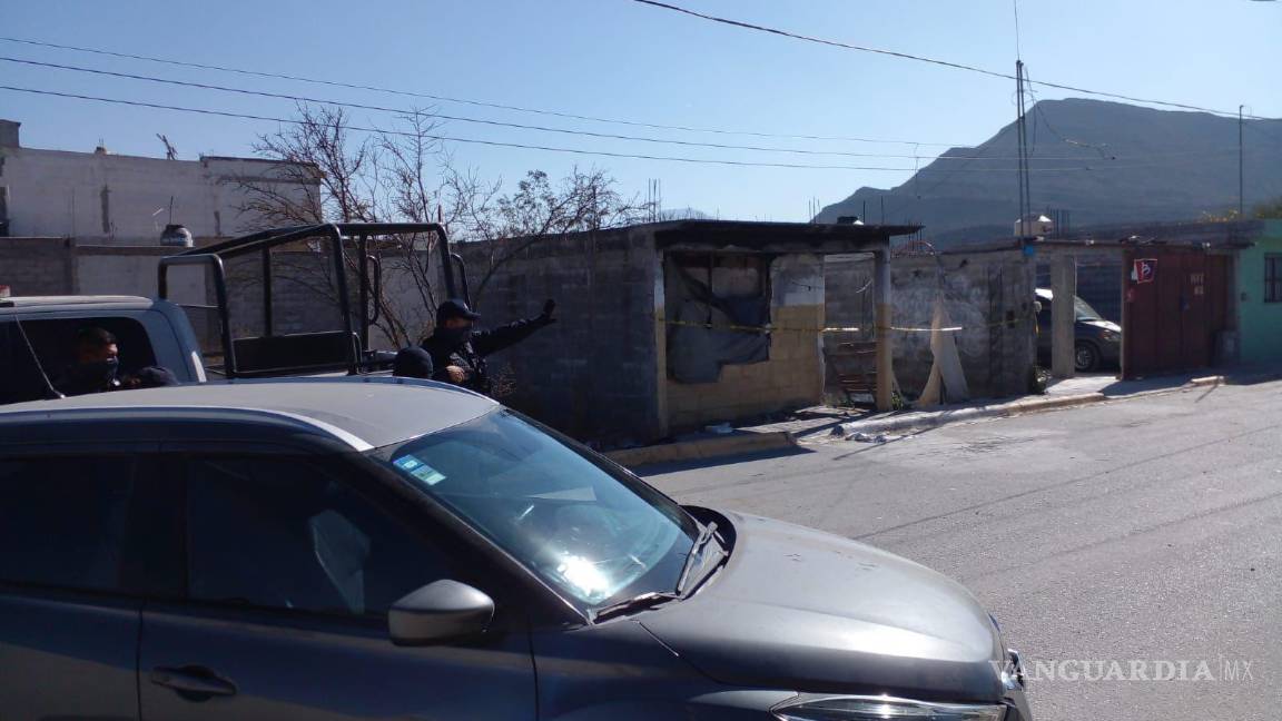 $!Vecinos del lugar dieron consuelo a la mujer y a sus familiares, que se encontraban sollozando al no dar crédito a las acciones cometidas por el hombre.