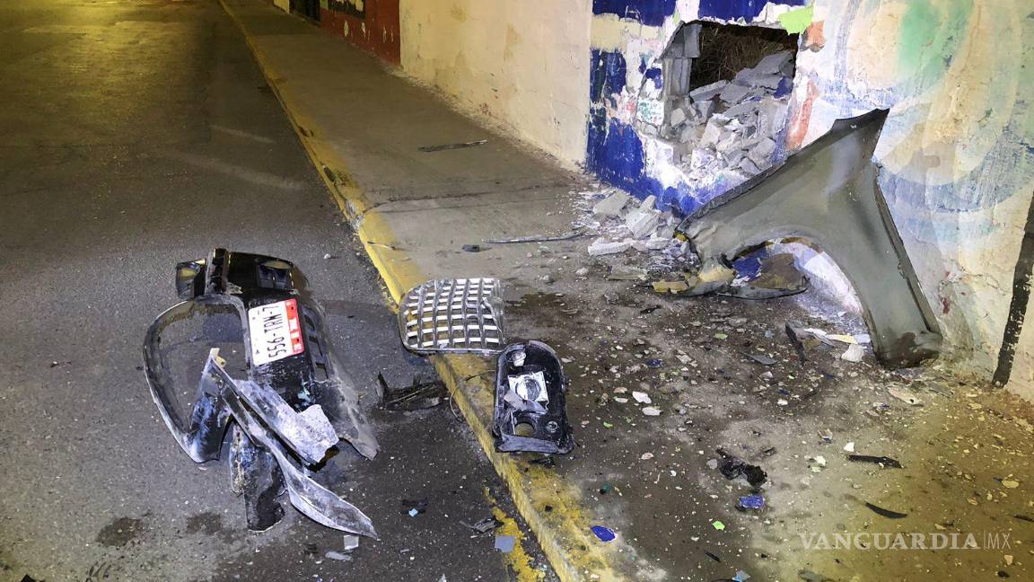 $!La barda terminó destrozada.