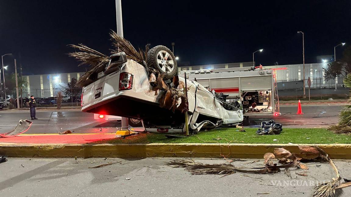 $!El conductor terminó prensado y sin vida al interior de su unidad.