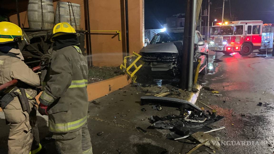 $!Supuesto funcionario choca y ocasiona fuga de gas, al norte de Saltillo