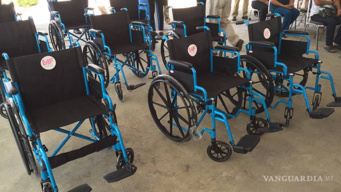 $!El DIF Coahuila entregó sillas de rueda y unidades de traslado