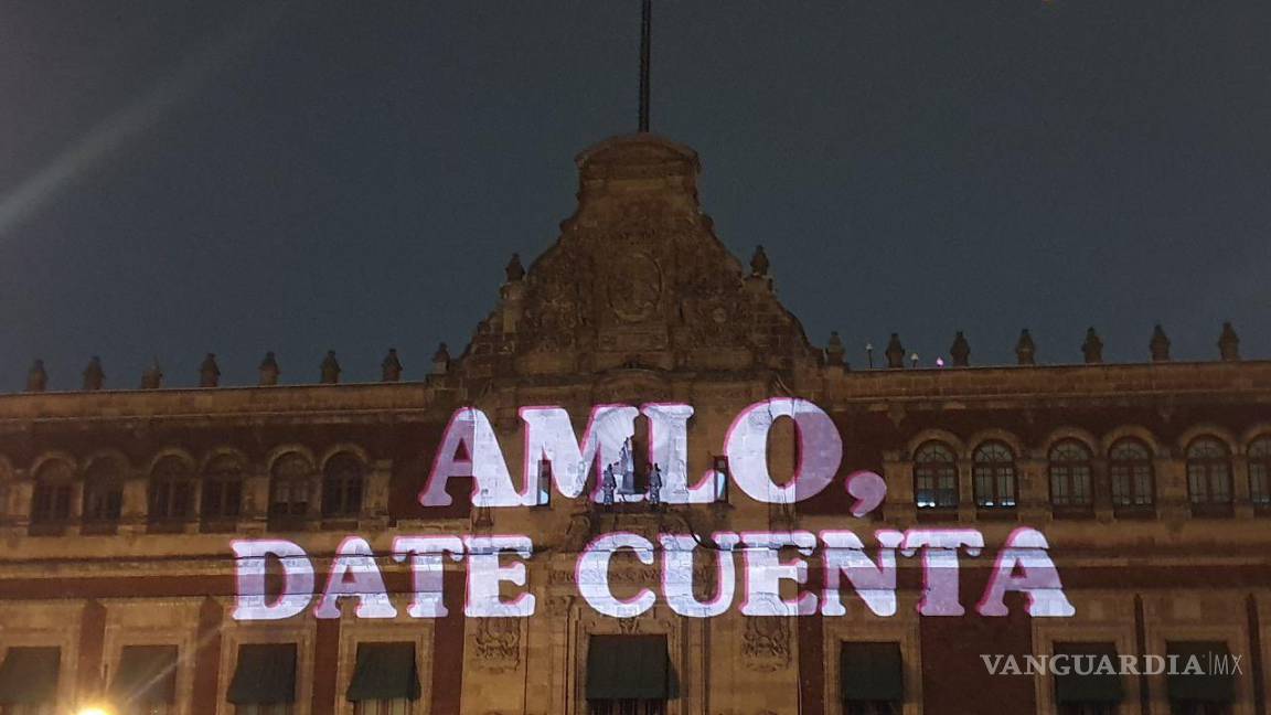 $!‘AMLO, date cuenta’, feministas proyectan consignas en Palacio Nacional