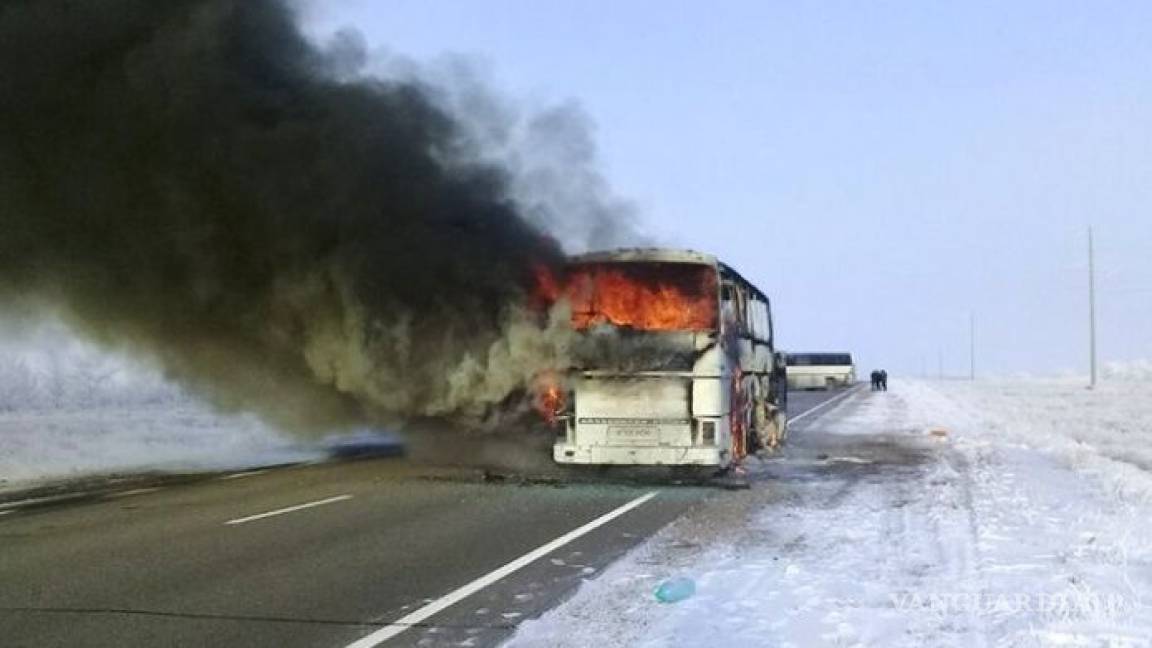 Se quema autobús en Kazajistán, hay 52 muertos