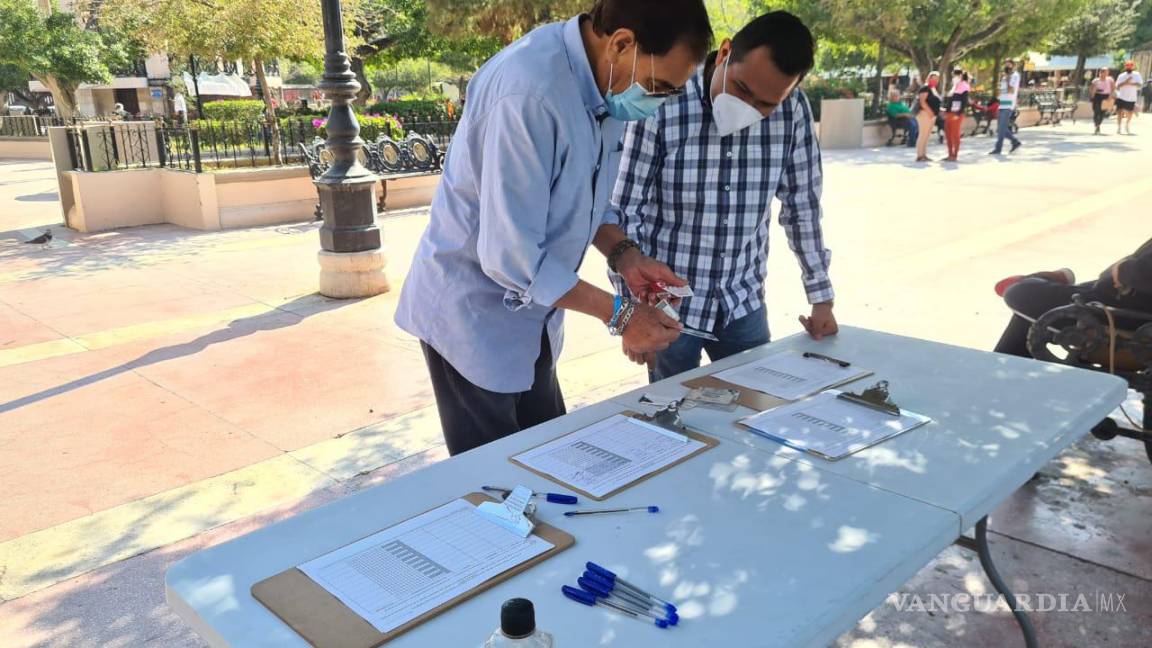 Recaudan firmas en módulo para que la consulta avance en Torreón