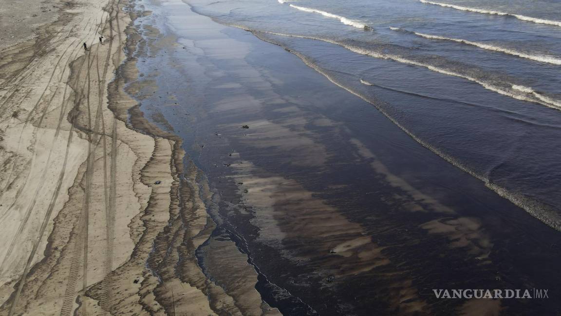 Promete refinería en Perú que limpieza por derrame de petróleo en el mar concluirá en febrero