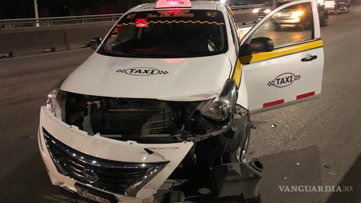 $!Por 'rápido y furioso' destroza su Dodge Challenger en Saltillo; brinca camellón y choca a taxista