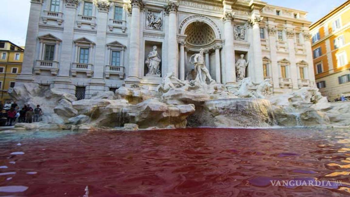 Arrojan pintura roja en Fontana di Trevi como protesta