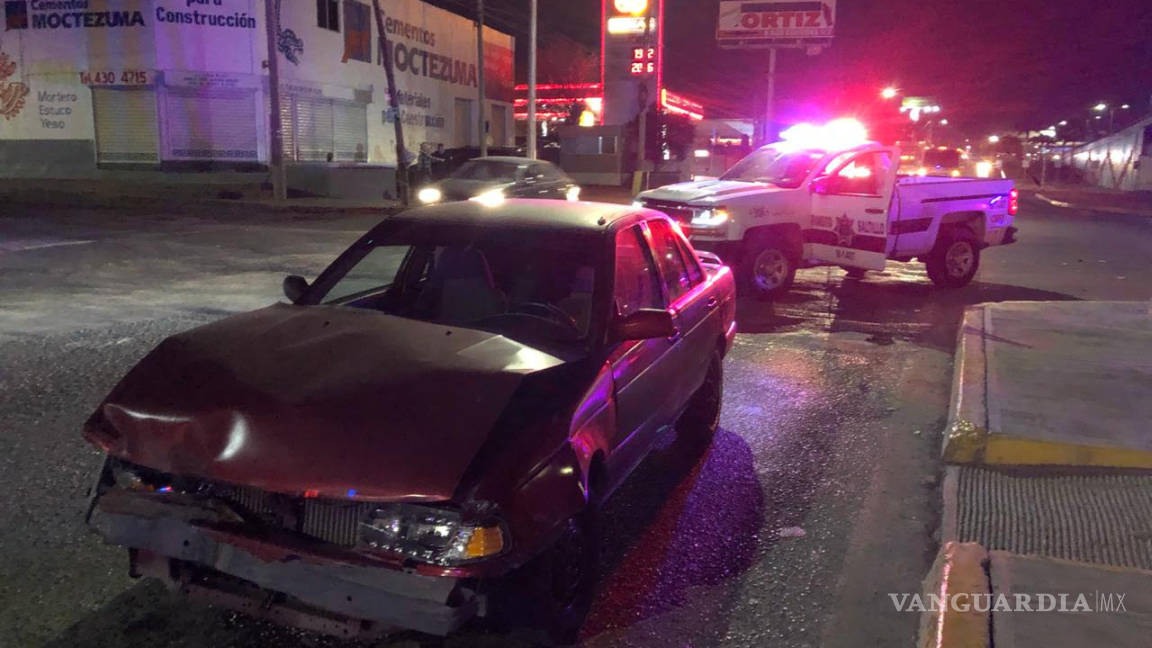 Conductor se pasa semáforo en Saltillo, causa aparatoso accidente y se endeuda