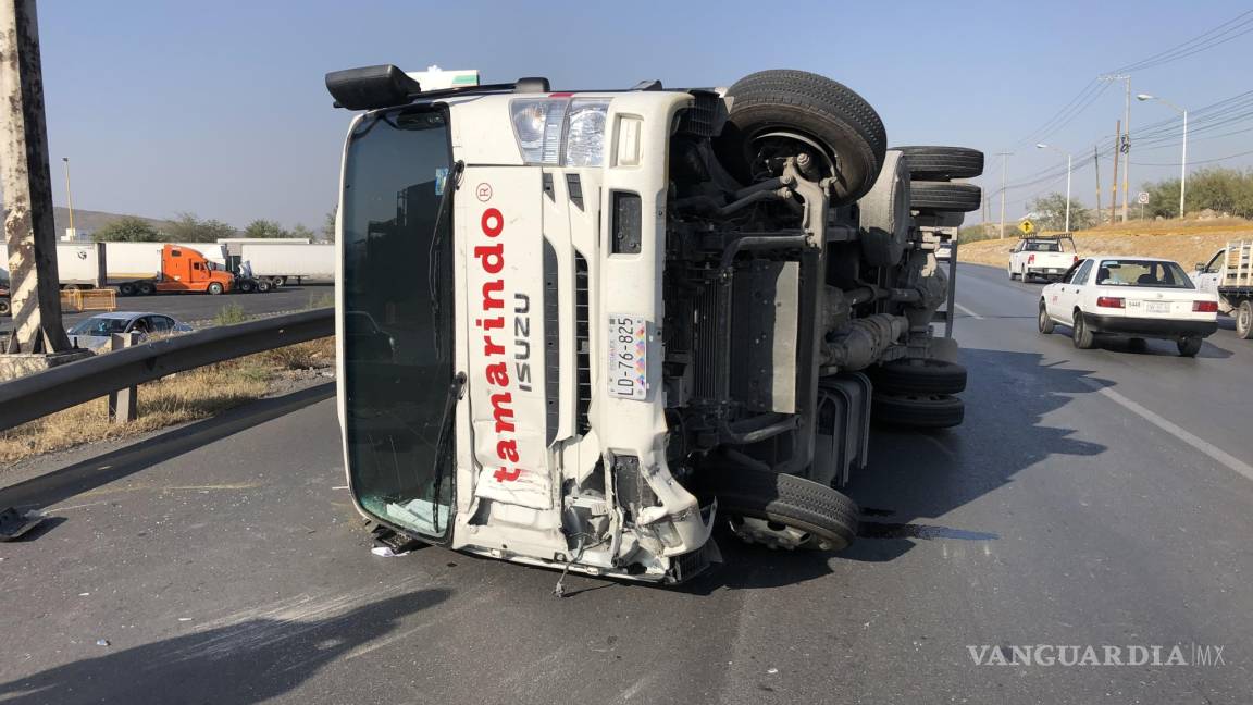 Camión vuelca para evitar chocar contra vehículo en Ramos Arizpe