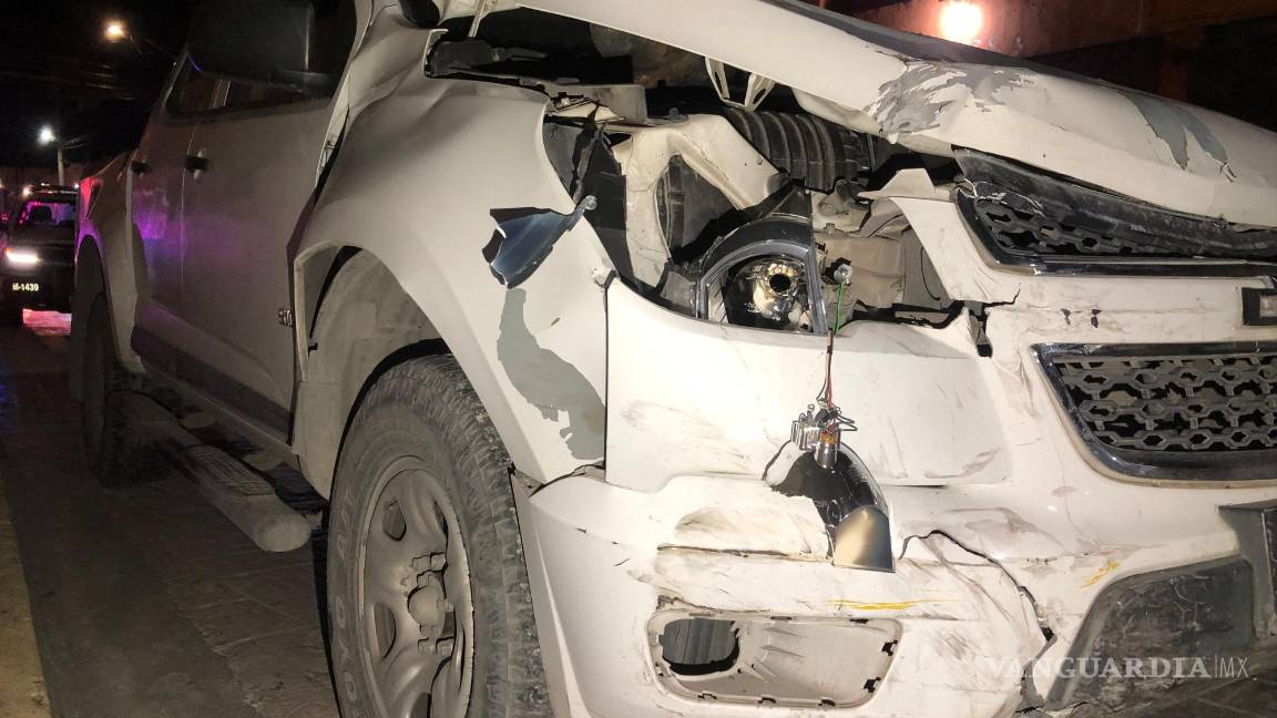 $!La camioneta Chevrolet, responsable del percance, presentó daños en la parte frontal tras no respetar la señal de alto.