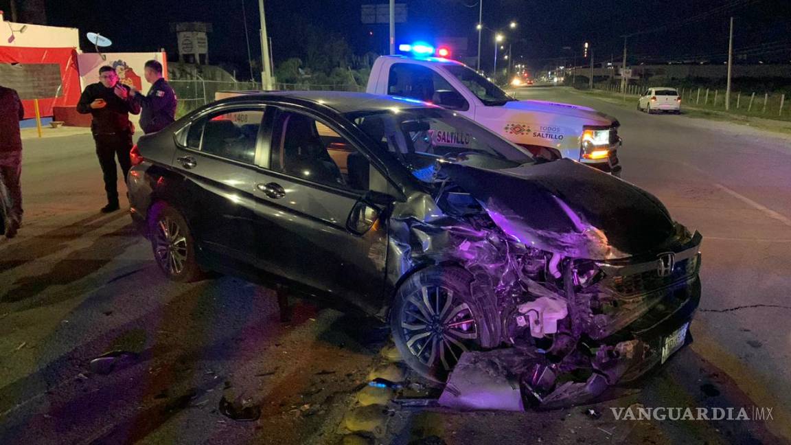 Le destrozan automóvil en Ramos Arizpe; responsable del choque huye