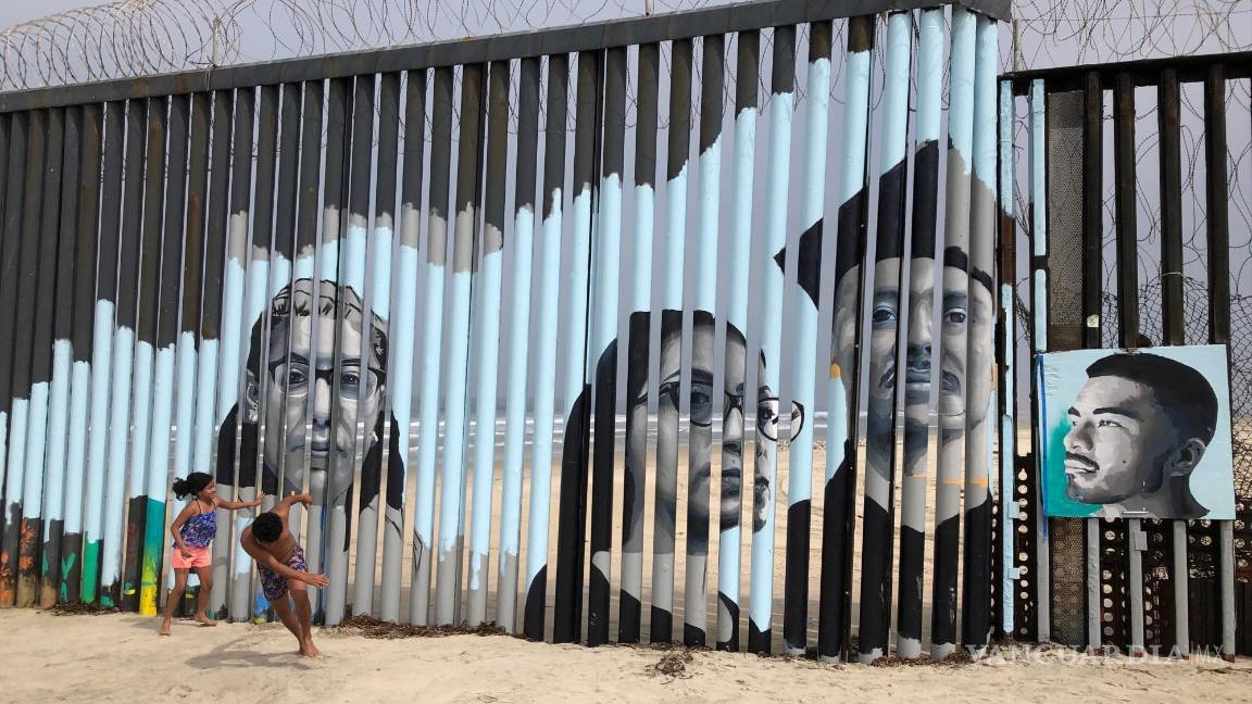 $!Niños juegan frente a un mural de la artista Lizbeth De La Cruz Santana, en el lado mexicano del muro fronterizo en Tijuana, México, el 9 de agosto de 2019.