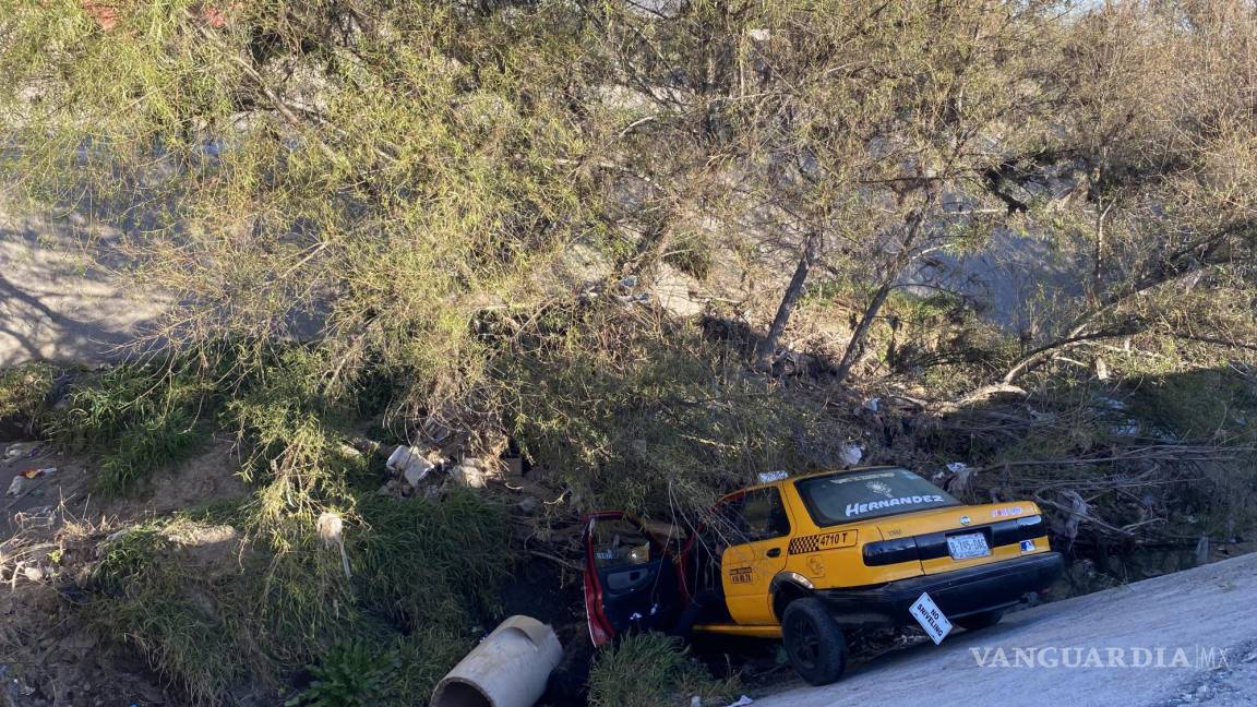 Taxista de Saltillo se desmaya mientras llevaba a su niña a la escuela; terminan en un arroyo