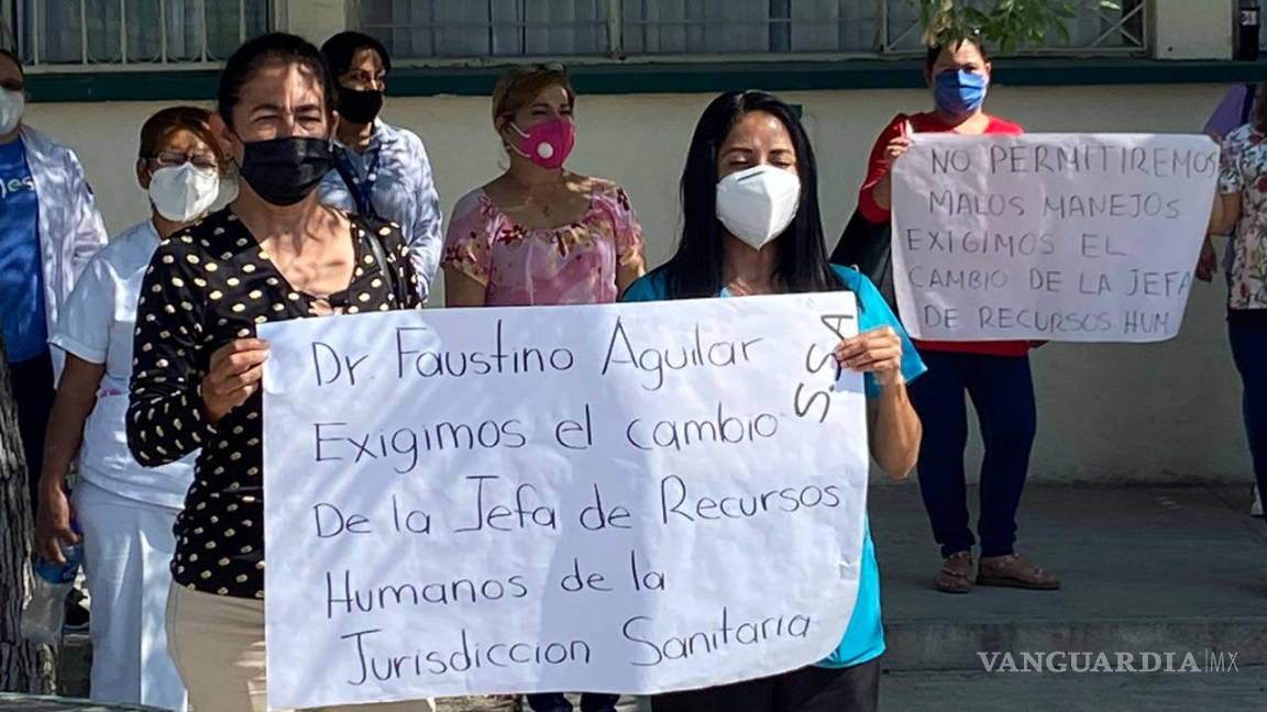 Exigen trabajadores de Secretaría de Salud en Monclova destitución de jefa de Recursos Humanos