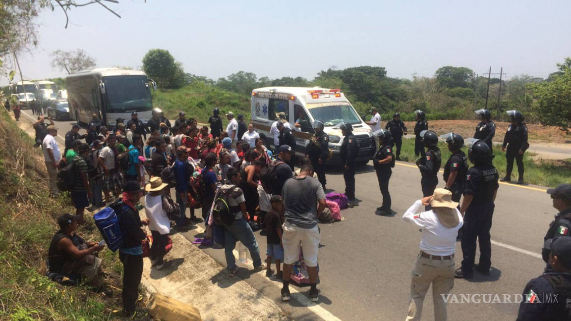 Interceptan la caravana migrante; policías federales detienen a 300