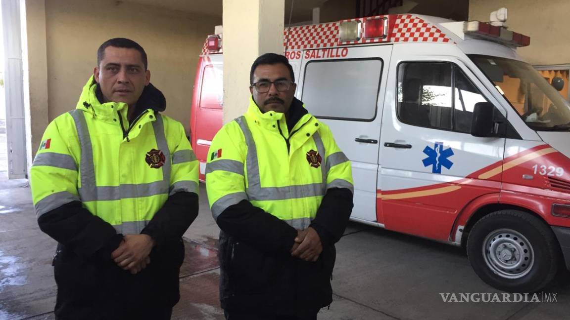 $!Bomberos 'reciben' a bebé en Saltillo