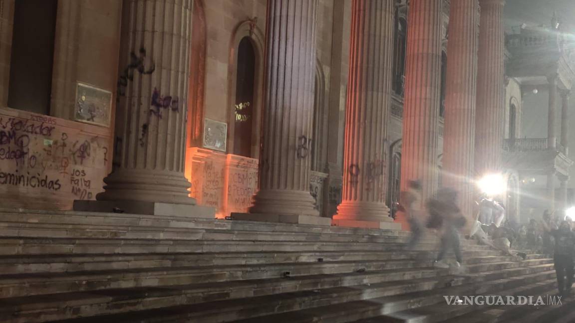 $!Grupos radicales se encargaron realizar pintas en edificios públicos y comerciales, para terminar incendiando la entrada de Palacio.