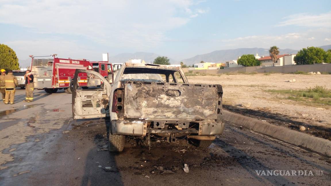 Por desperfecto eléctrico se incendia camioneta en bulevar de Saltillo