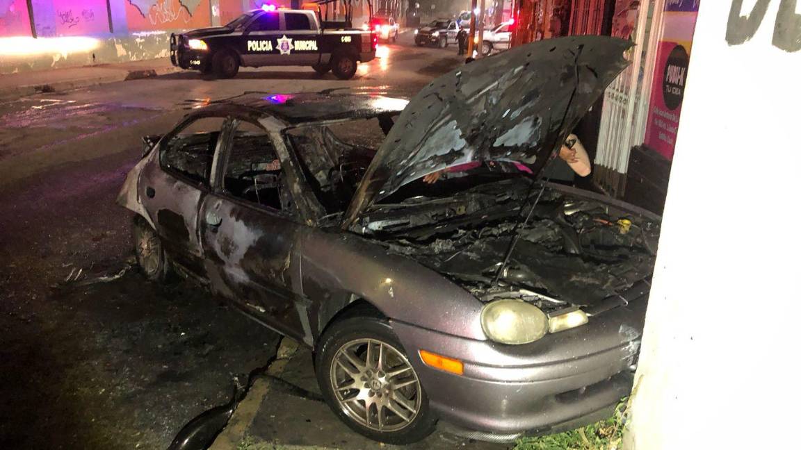 $!El velador entregó a las autoridades un video de seguridad que capturó el momento en que los individuos manipulaban el vehículo.