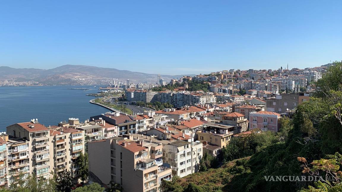 $!Vista de la bahía en el mar Egeo donde se ubica Esmirna desde el mirador de Asansör, un elevador construido en 1907 por un empresario judío para ayudar a salvar el empinado desnivel desde la costa hacia el interior, y que hoy es una atracción turística. EFE/Antonio Sánchez Solís