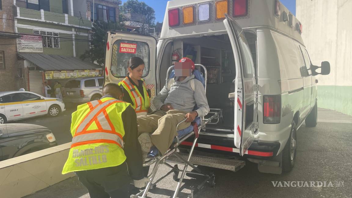 Joven motociclista choca con gran piedra y sufre aparatoso accidente en ejido de Saltillo