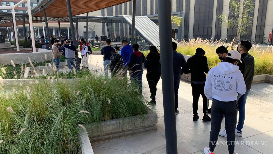 $!Jóvenes hacen fila en Cinépolis Villalta para adquirir los boletos preventa para el estreno de Spider-Man: No Way Home