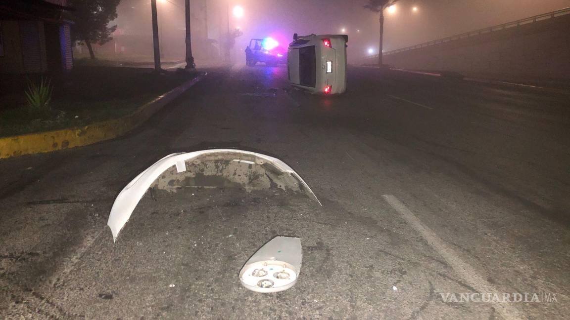 $!Se presume que el pavimento mojado fue la causa de la pérdida de control del vehículo, según declaraciones del conductor detenido.