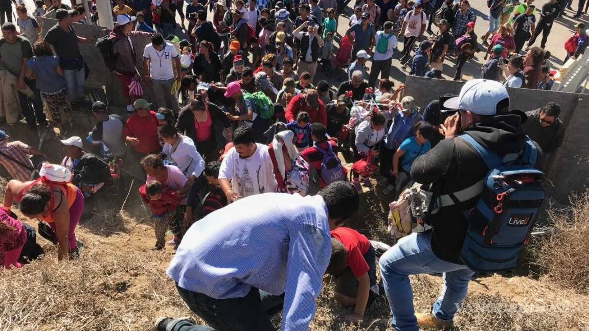 $!Estalla violencia en cruce Tijuana-San Diego; agentes de EU lanzan gas lacrimógeno a migrantes