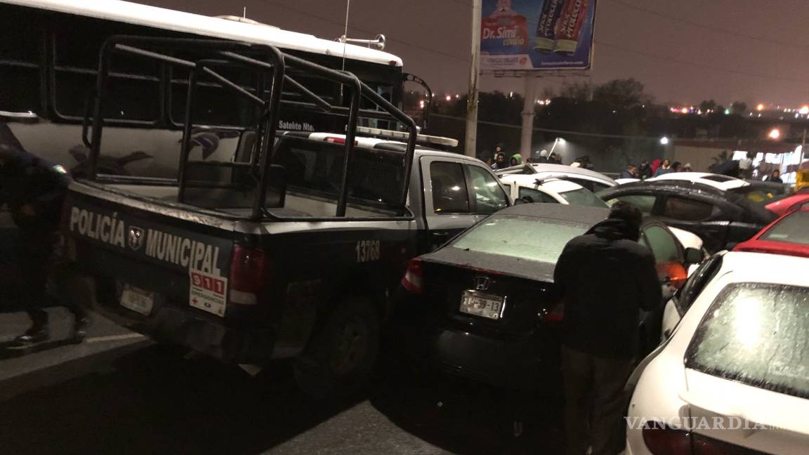 $!Colisionan más de 40 vehículos en mega carambola del Periférico de Saltillo (fotogalería)