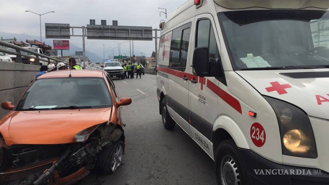 Por ir a exceso de velocidad, pierde el control y choca en Periférico LEA de Saltillo