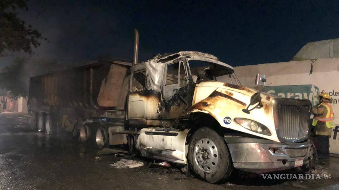 Arde tráiler tras falla mecánica en Valle de las Torres, Saltillo