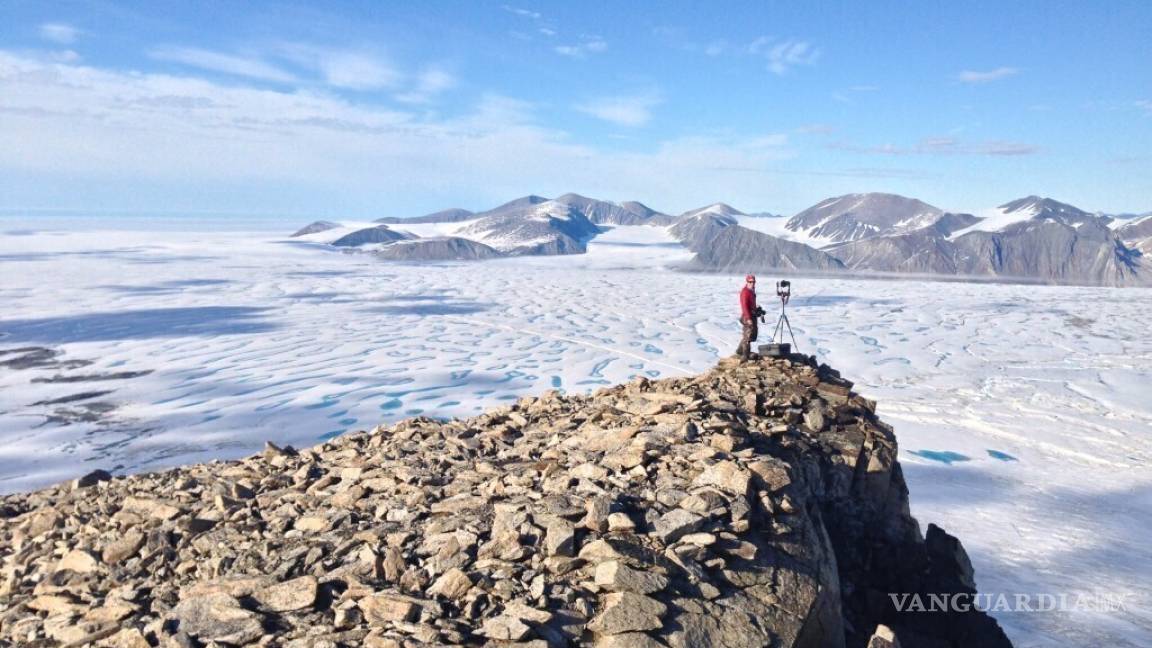 Última plataforma intacta de hielo de 4 mil años de antigüedad en Canadá se rompe